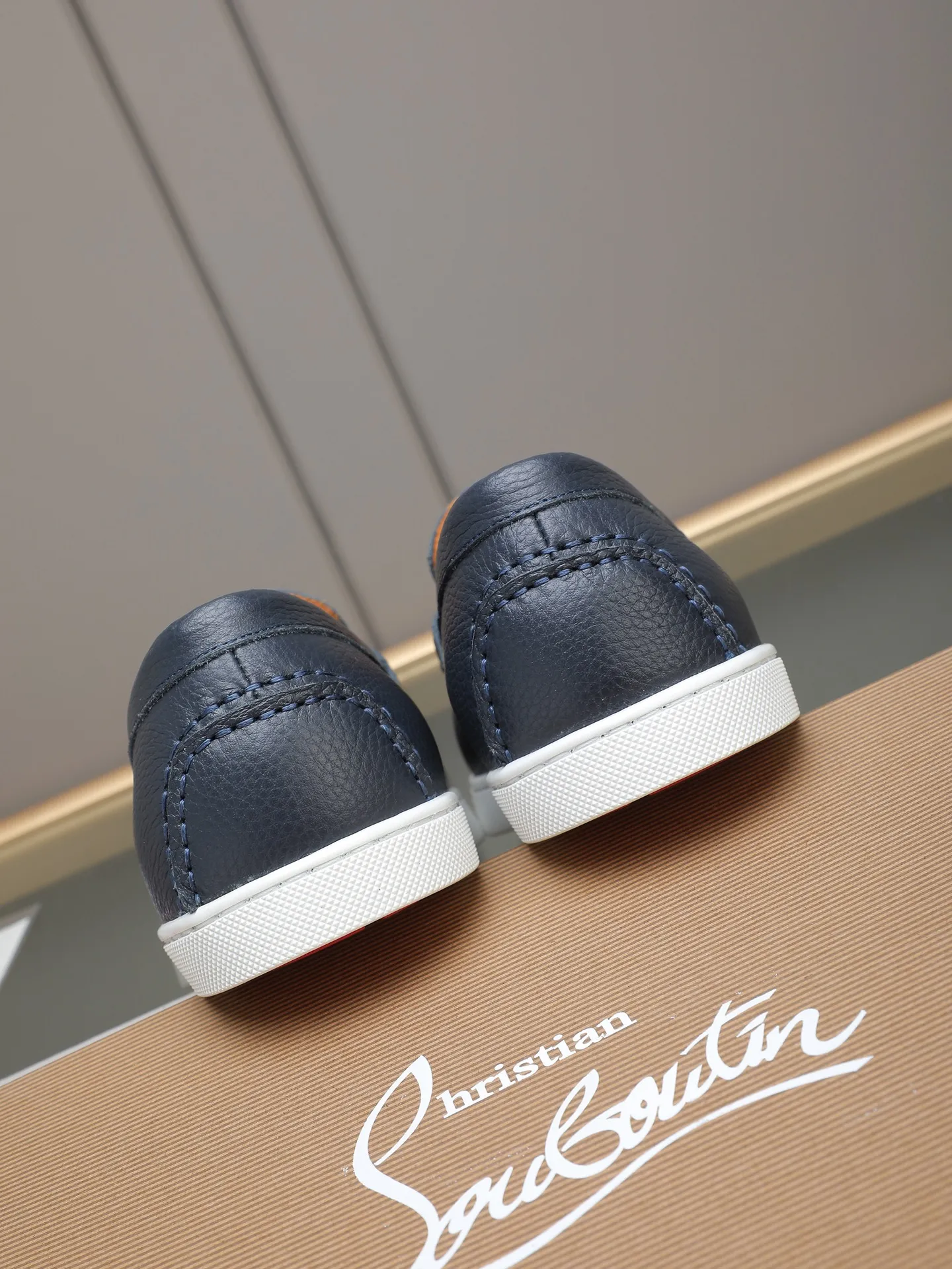 PP480 Christian Louboutin (red-soled shoes) Italian men's casual sneakers are shipped! Each pair of shoes from this Italian handmade shoe brand has a simple and classic design, which is very comfortable and versatile! The upper fabric of this shoe is made of imported cowhide, with high-end and comfortable cowhide lining! The outsole is made of original rubber bottom sheets and is lined with cowhide! Brand-specific mold-opening foot bed, exclusive private mold control! Original box packaging! 39 40 41 42 43 44 (38 45 46 customized)
